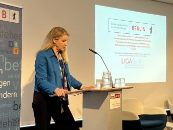 Andrea U. Asch (LIGA-Vorständin) bei ihrer Begrüßungsrede